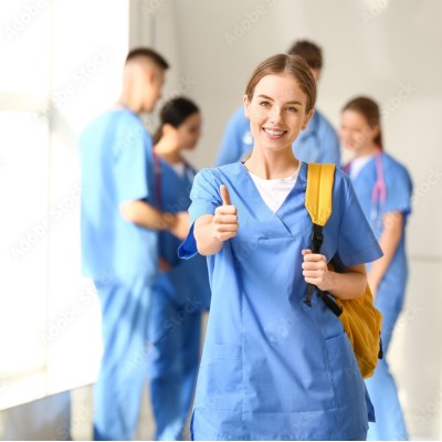 Junge Frau in einer Klinik streckt Daumen nach oben, Symbolbild für die generalistische Pflegeausbildung (Foto: Pixel-Shot – stock.adobe.com)